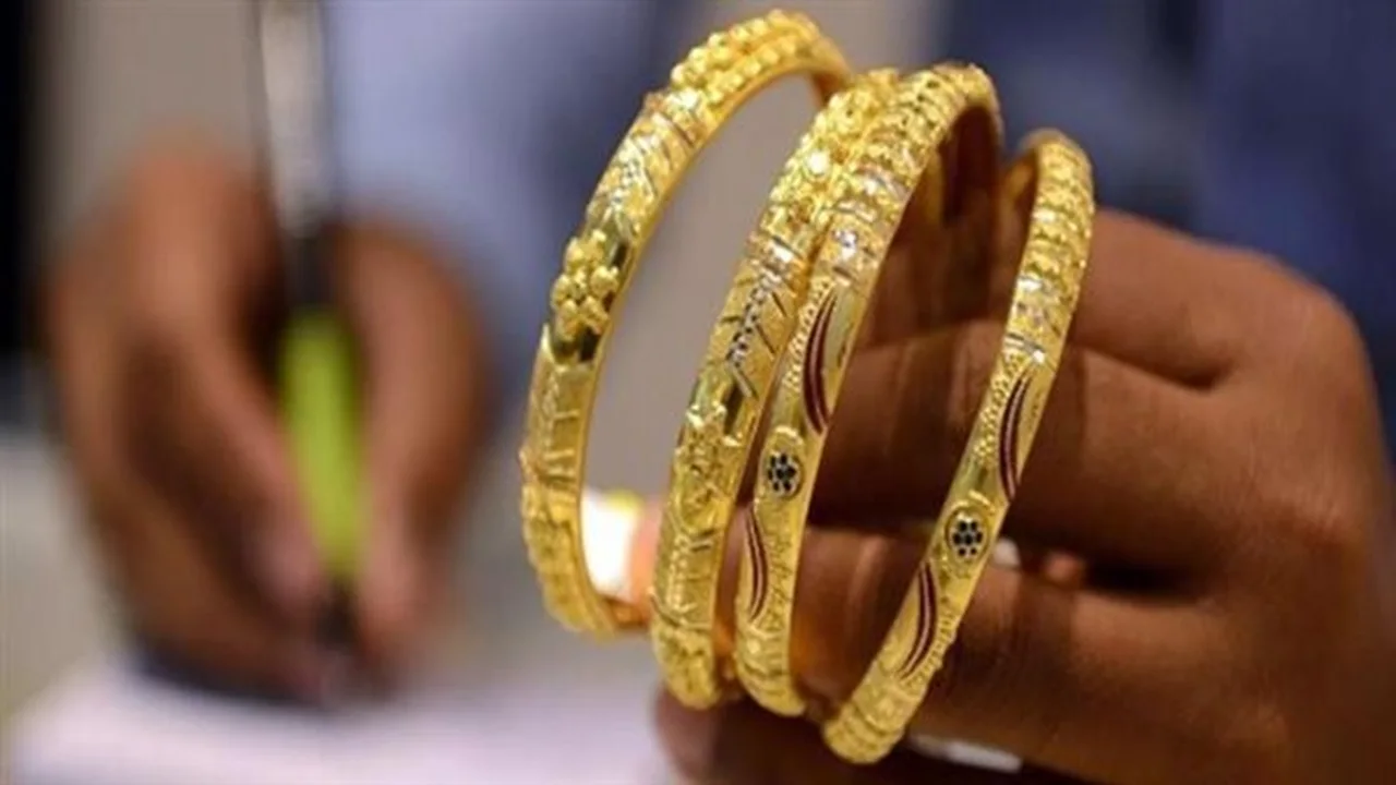 تراجع سعر جرام الذهب عيار 21 اليوم الاثنين بنحو 30 جنيهًا وسط تقلبات سوق الصاغة